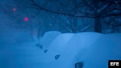 Los espejos laterales de estos autos es todo lo que quedó al descubierto tras la intensa nevada. EFE