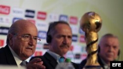El presidente de FIFA, Joseph Blatter (i), habla durante una rueda de prensa acerca de la Copa Confederaciones junto al ministro de Deportes brasileño, Aldo Rebelo (c), y al presidente de la Confederación Brasileña de Fútbol (CBF), José María Marín (d).