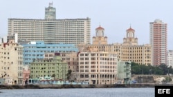 Edificios en el malecón de La Habana, Cuba.