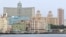 Edificios en el malecón de La Habana, Cuba.