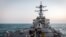 El destructor de misiles guiados USS John S. McCain transita por el Mar de China Meridional.