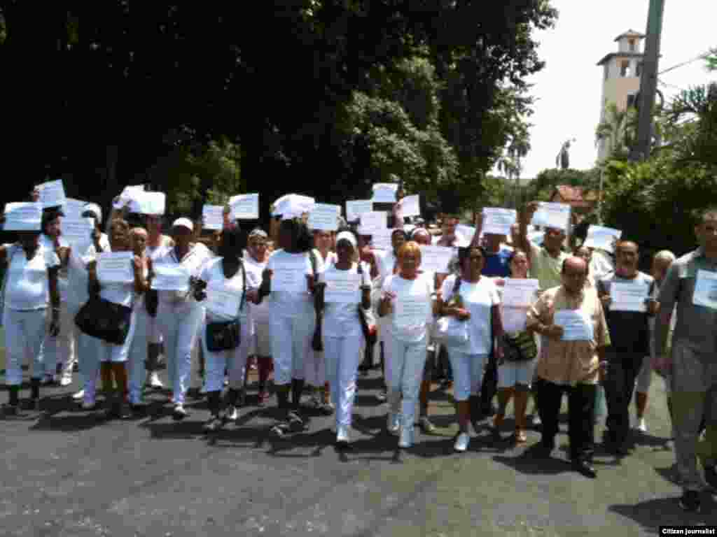 Reporta Cuba Damas Minutos antes del arresto hoy en 3ra Avenida Habana Foto Angel Moya
