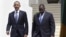 El presidente de Estados Unidos, Barack Obama (i), y el presidente de Senegal, Mack Sall (d), se dirigen a una rueda de prensa conjunta ofrecida en la residencia presidencial en Dakar (Senegal), hoy, jueves 27 de junio de 2013.