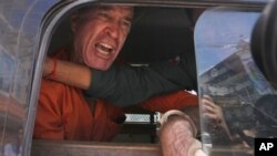 El cineasta australiano James Ricketson habla desde una camioneta frente a la Corte Municipal de Phnom Penh, en Phnom Penh, el 31 de agosto de 2018.