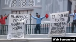 Opositores enarbolan carteles en contra del Gobierno cubano en la catedral de Santiago de Cuba. (Archivo)