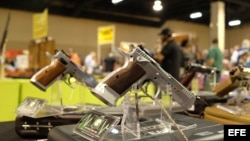 Vista de algunas armas de la National Gun Inc, que se realiza en Miami. 