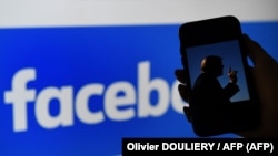 Ilustración fotográfica de archivo tomada el 4 de mayo de 2021, la pantalla de un teléfono muestra una imagen del expresidente de EE. UU., Donald Trump. Foto: Olivier DOULIERY / AFP.