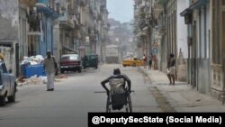 "El salario promedio de un trabajador estatal ronda los 16 dólares mensuales, y los pensionados sobreviven con unos 5 dólares al mes": subsecretario Landau. (@DeputySecState)