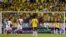 El jugador colombiano Radamel Falcao García (d) anota un gol de penalti ante Perú el martes 11 de junio de 2013, durante un partido por la eliminatoria al mundial Brasil 2014.