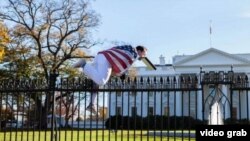 Envuelto en la bandera de EE.UU. Joseph Caputo salta la verja de la Casa Blanca en Thanksgiving Day 2015
