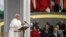 El papa Francisco habla frente al Independence Hall, en Filadelfia. 