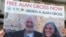 Cartel con las imágenes del contratista Alan Gross y su esposa