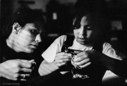 Quirina Geary enseña a su hija, Lillian Camarena, a tejer canastas con juncos de plantas y brotes de árboles. (© Linda Yamane)