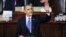 El presidente de EEUU Barack Obama, saluda a los asistentes antes de pronunciar el discurso del Estado de la Unión. 
