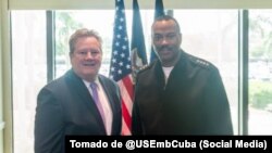 Mike Hammer (izq.) y el Jefe del Comando Sur, el Almirante Holsey, reunidos en septiembre de 2025.