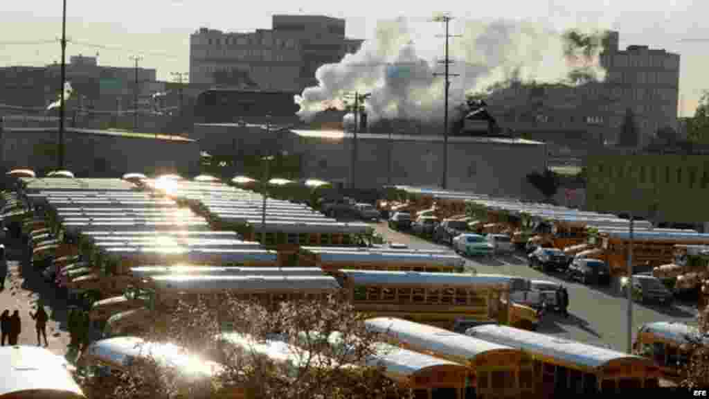 Las autoridades subrayaron que se trata de una &quot;amenaza no especificada&quot;, si bien el periódico Los Angeles Times indicó desde un primer momento, citando fuentes policiales, que se trata de una amenaza de bomba hecha a través de una llamada telefónica.