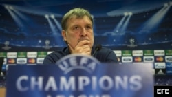 El técnico del Barça, Gerardo 'Tata' Martino, atiende a los medios en rueda de prensa tras el entrenamiento de su equipo de esta mañana, previo al partido de Liga de Campeones que disputarán mañana el FC Barcelona y el Ajax.