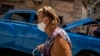 Una mujer, con mascarilla para protegerse del coronavirus, camina por La Habana. (AP/Ramón Espinosa)