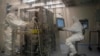 Científicos trabajan en el desarrollo de Abdala, una vacuna para el COVID-19, en el Centro de Ingeniería Genética y Biotecnología (CIGB) en La Habana, Cuba, el 25 de febrero de 2021. (AP Foto/Ramón Espinosa)
