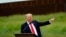Durante su campaña presidencial Donald Trump visitó el muro fronterizo con el gobernador de Texas, Greg Abbott, en Pharr, Texas, el 30 de junio de 2021. (Foto AP/Eric Gay)