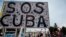 Un cartel de SOS Cuba en Washington, DC, el 18 de julio de 2021 (Photo by ANDREW CABALLERO-REYNOLDS/AFP).