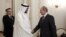El presidente de Rusia, Vladímir Putin (d), recibe al príncipe heredero del emirato de Abu Dabi y vicecomandante supremo de la Armada de los Emiratos Árabes Unidos, el jeque Mohamed bin Zayed Al Nahyan.