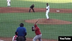 El pitcher cubano Miguel Alfredo González en el montículo por lo Toros de Tijuana.