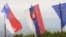 De izquierda a derecha las banderas de la República Checa, Eslovaquia y la Unión Europea.