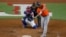 El primera base de los Astros de Houston, José Abreu (79), conecta un jonrón de tres carreras contra los Rangers de Texas. Jerome Miron-USA TODAY Deportes vía Reuters.