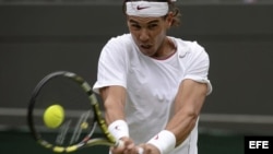 El tenista español Rafael Nadal devuelve la bola al belga Steve Darcis.