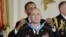 Barack Obama condecora al sargento de las Fuerzas Armadas de Estados Unidos Ty M. Carter con una medalla de honor por valentía sobresaliente.