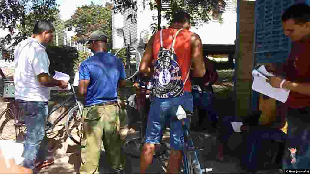 Activistas distribuyen proclamas y materiales audiovisuales a la población en la localidad de Guantánamo, según divulga el activista Yoanny Beltrán de la Unión Patriótica de Cuba.