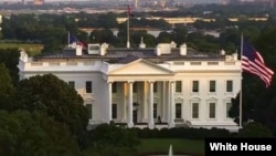 Vista de la Casa Blanca este lunes, 18 de agosto, horas antes del encuentro entre el presidente Donald Trump y el mandatario ucraniano Volodymyr Zelenskyy. 