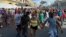 Cubanos marchan frente al Capitolio de La Habana, uno de los principales sitios del estallido antigubernamental del 11 de julio de 2021. REUTERS/Stringer