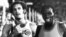  El atleta cubano Alberto Juantorena (izda), y su rival, el keniata Michael Boit, tras la prueba de 800 metros de atletismo en Zurich, 24-8-1977.