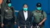 El empresario y comunicador, Jimmy Lai, siendo trasladado a un tribunal en Hong Kong el 12 de diciembre de 2020. (AP Photo/Kin Cheung).