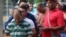 Decenas de cubanos hacen fila hoy, 10 de febrero de 2016, en la ciudad de David, capital de la provincia occidental panameña de Chiriquí, para comprar el boleto de aviónpara viajar a México. 