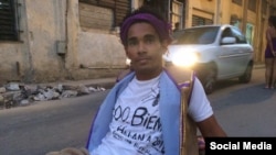  Luis Manuel Otero Alcántara, artista independiente que fue detenido cuando peregrinaba al Rincón de San Lázaro en La Habana el 14 de diciembre de 2017.. 