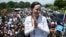 La líder opositora venezolana María Corina Machado agradece a sus seguidores en un mitin de campaña, en el estado de Zulia, en julio de 2024. (Raul Arboleda/AFP)