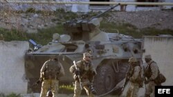 Tropas rusas ingresan a la fuerza a una base aérea ucraniana en Crimea.