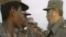 Fidel Castro habla con soldados cubanos. 