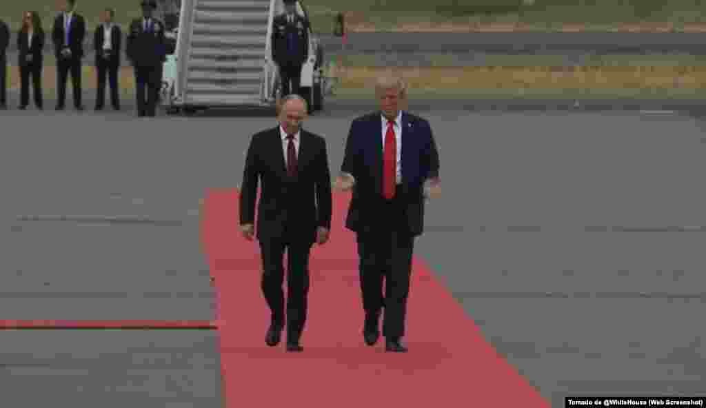 Trump llegó primero y recibió a Putin con aplausos. 