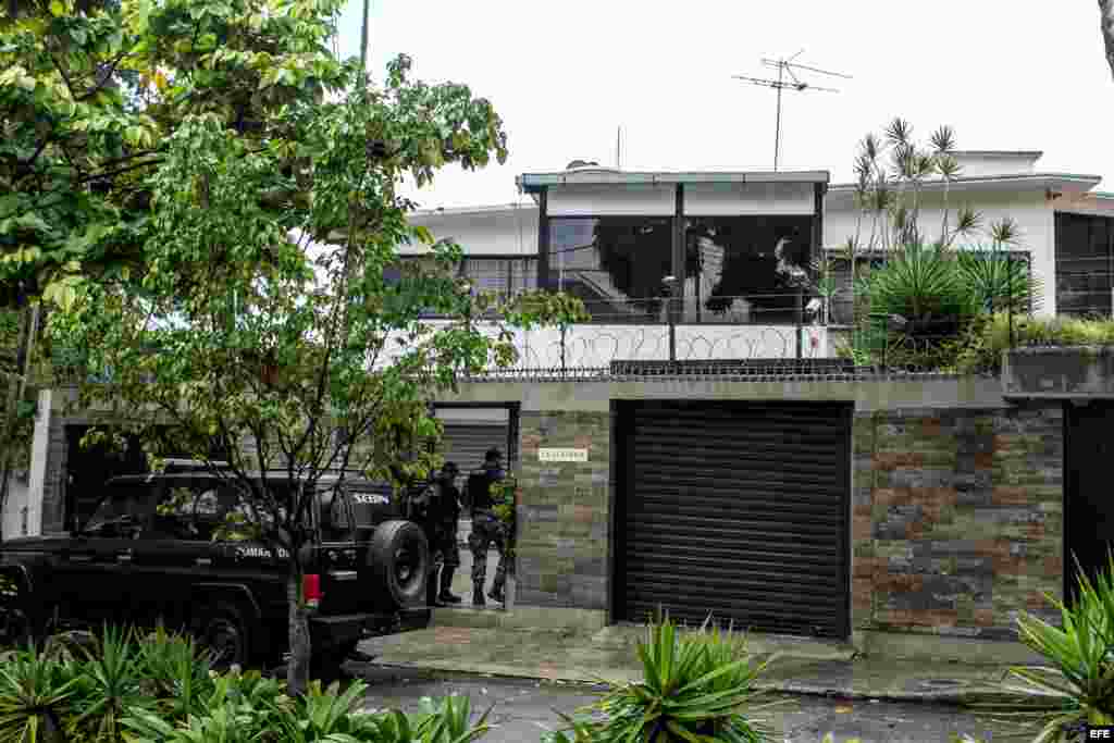 Miembros del Servicio Bolivariano de Inteligencia Nacional (SEBIN) ingresa a casa del comisario venezolano Iván Simonovis.