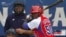 Batea el cubano Rudy Reyes.