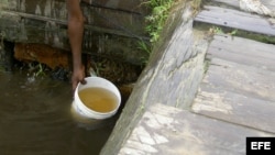 Evite sacar agua de un pozo, tras el paso de una tormenta, porque podría estar contaminado. 
