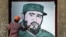 Un hombre realiza un dibujo con la imagen de Fidel Castro en la fachada de un edificio el domingo 27 de noviembre de 2016, en La Habana (Cuba). 