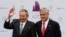 El presidente de Chile, Sebastián Piñera (d), recibe a su homólogo de Cuba, Raúl Castro, durante la cumbre de CELAC-UE.