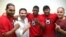 El boxeador Idel Torriente (centro) y su equipo, antes de su debut profesional en Miami