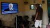 Un cubano sigue en la televisión, en La Habana, el primer discurso de Biden como presidente. REUTERS/Stringer 