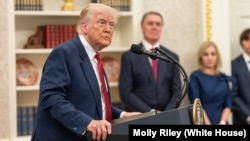 El presidente Donald Trump en el Despacho Oval. (Foto oficial de la Casa Blanca por Molly Riley)